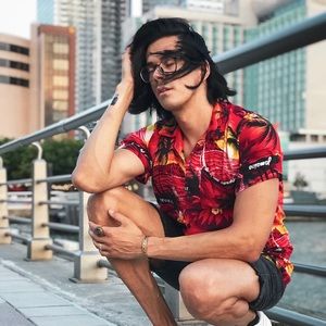 Meet your Posher, Manu